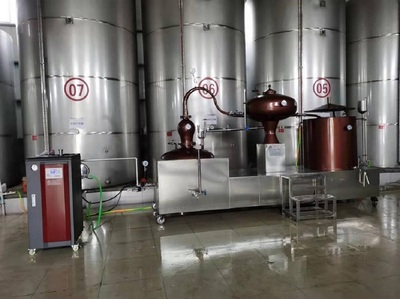 這幾年因為疫情等原因給我國經濟帶來很大沖擊,隨著經濟放緩釀酒行業也受很大影響,我們公司是主要生產葡萄酒加工設備設備的廠家,